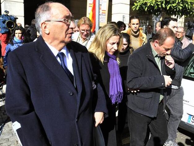 El abuelo y los padres de Marta del Castillo a su salida de los juzgados.

Foto: Juan Carlos V&aacute;zquez