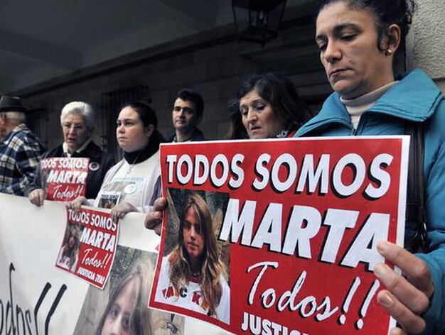 Los ciudadanos apoyan a la familia de Marta del Castillo en la puerta del Juzgado.

Foto: Juan Carlos V&aacute;zquez
