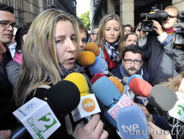 Eva Casanueva atiende a los medios de comunicaci&oacute;n a las puertas de los Juzgados.

Foto: Juan Carlos V&aacute;zquez