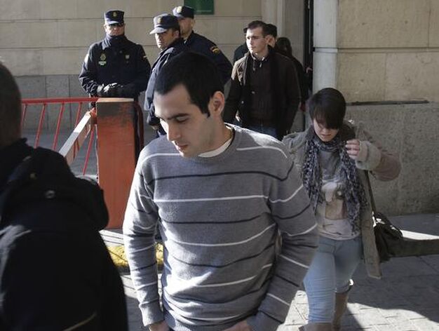 Los amigos de la desaparecida Marta del Castillo a la salida de los juzgados.

Foto: Jos&eacute; &Aacute;ngel Garc&iacute;a