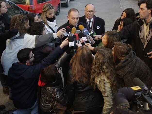 El padre de Marta, Antonio del Castillo, hace declaraciones a los medios de comunicaci&oacute;n a la salida de los juzgados.

Foto: Jos&eacute; &Aacute;ngel Garc&iacute;a