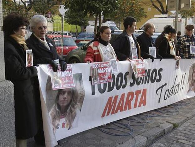 Varios ciudadanos apoyan a la familia de Marta del Castillo y piden justicia en la puerta de los juzgados.

Foto: Jos&eacute; &Aacute;ngel Garc&iacute;a
