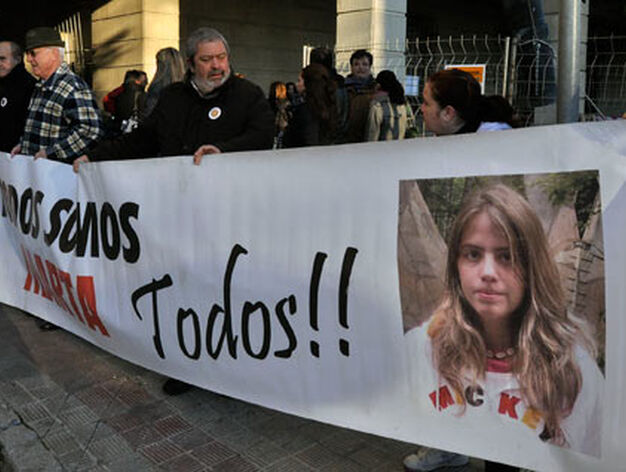 Varios ciudadanos apoyan a la familia de Marta del Castillo y piden justicia en la puerta de los juzgados.

Foto: Manuel G&oacute;mez