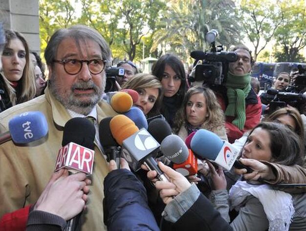 Fernando de Pablo, abogado del Cuco, declara ante los medios de comunicaci&oacute;n en la puerta de los juzgados.

Foto: Juan Carlos V&aacute;zquez