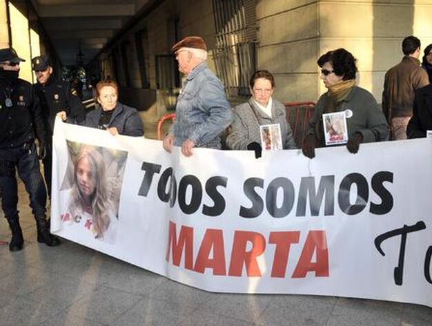 Varios ciudadanos apoyan con pancartas a la familia de Marta del Castillo en los juzgados.

Foto: Juan Carlos V&aacute;zquez