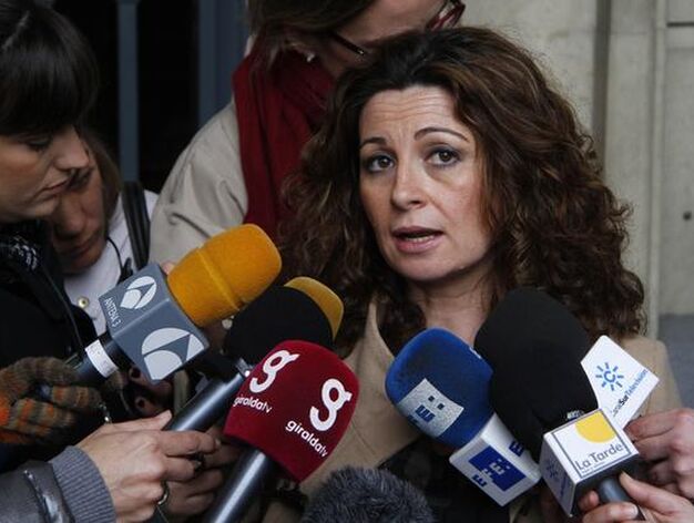 Inmaculada Torres, la abogada de los padres de Marta del Castillo, declara ante los periodistas.

Foto: Victoria Hidalgo