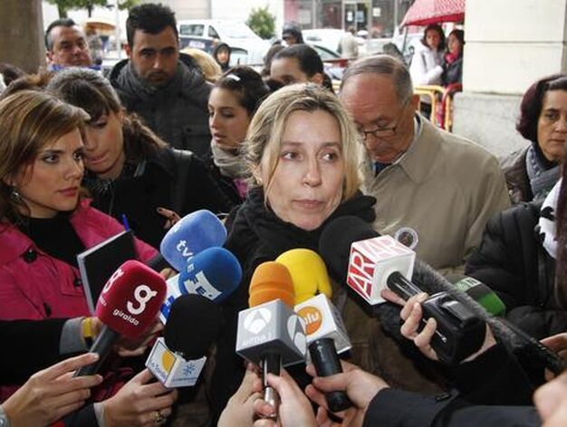 La madre de Marta, Eva Casanueva, declara ante los medios de comunicaci&oacute;n.

Foto: Victoria Hidalgo