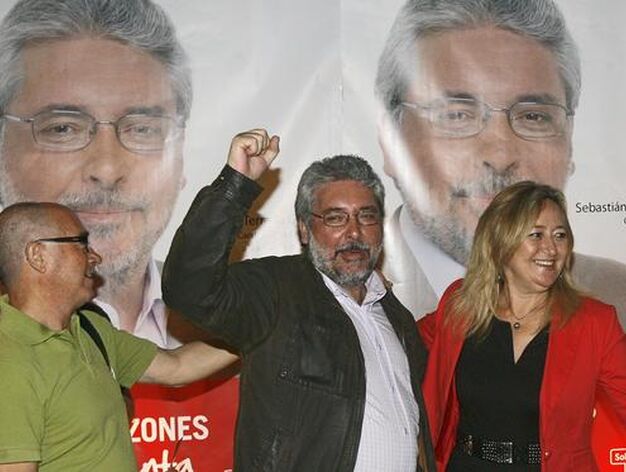 El candidato de Izquierda Unida a la Alcald&iacute;a, Sebasti&aacute;n Terrada, cit&oacute; a sus simpatizantes en la plaza del Mentidero para comenzar con su campa&ntilde;a

Foto: Joaquin Pino