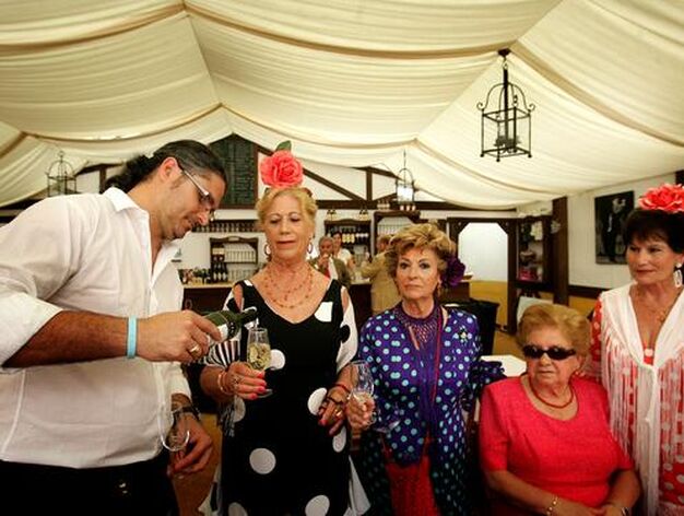 Un casetero sirve una copa de fino a dos mujeres, en la pe&ntilde;a de La Buler&iacute;a, ayer. 

Foto: Pascual