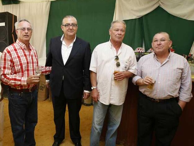 El presidente del Racing, Ignacio Corzo, con Paco Soto, Jos&eacute; Manuel Revuelta y Jos&eacute; Carlos Castilla.