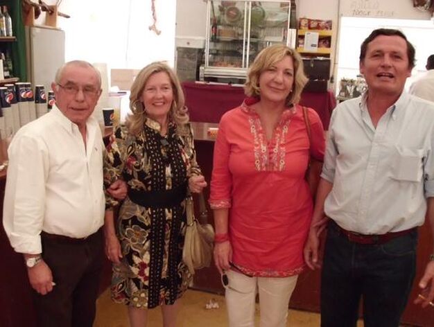 Paco Mar&iacute;n y su esposa Regla, junto a Mati Daza y Luis Jim&eacute;nez, en una de las casetas del recinto de Las Banderas.