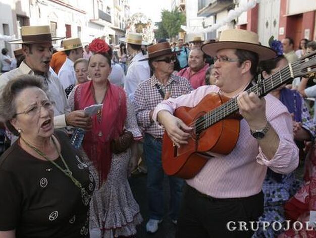 Cante y baile por las calles del barrio.

Foto: Jos&eacute; &Aacute;ngel Garc&iacute;a