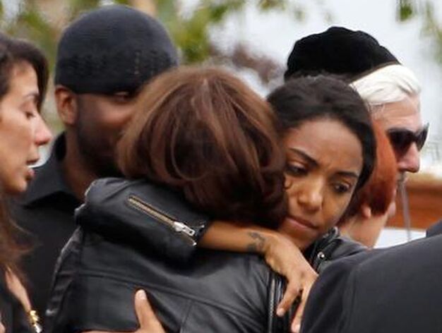Famliares, amigos,fans y medios en el entierro de la cantante.

Foto: Reuters, EFE, AFP