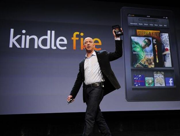 Jeff Bezos, presidente de Amazon, presenta los nuevos modelos de Kindle, entre ellos Fire, el debut de la compa&ntilde;&iacute;a en el mundo de los 'tablets'.

Foto: AFP Photo
