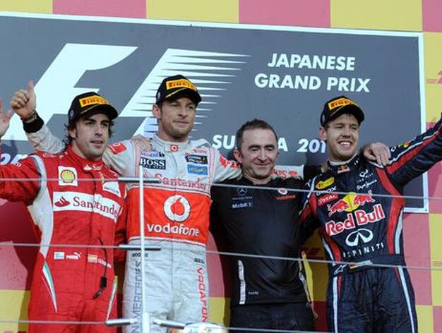 Alonso, junto a Button y Vettel en el podio. / AFP