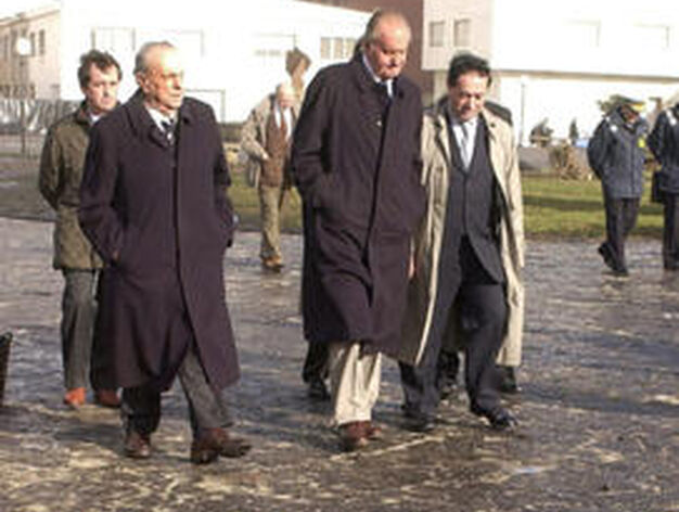 Fraga acompa&ntilde;a al rey Juan Carlos a su llegada al municipio coru&ntilde;&eacute;s de Mux&iacute;a en 2002, durante su visita a la costa gallega afectada por el vertido del petrolero 'Prestige' . / EFE