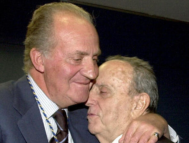 El Rey abraza afectuosamente a Manuel Fraga en un acto conmemorativo del 25&ordm; aniversario de la Constituci&oacute;n. / EFE