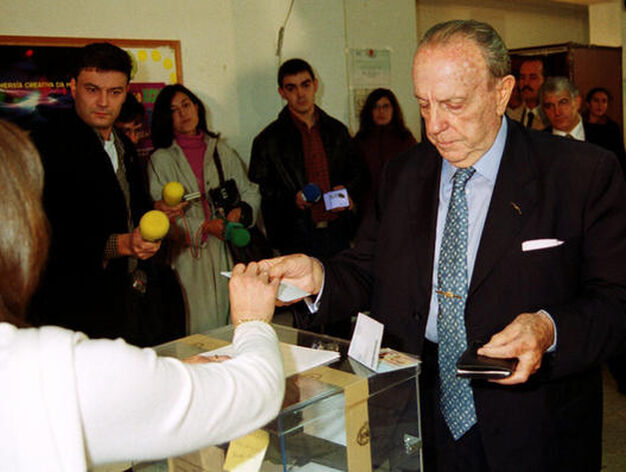 El candidato a la reelecci&oacute;n como presidente de la Xunta de Galicia, Manuel Fraga , vota para las elecciones auton&oacute;micas gallegas de 2001. / EFE