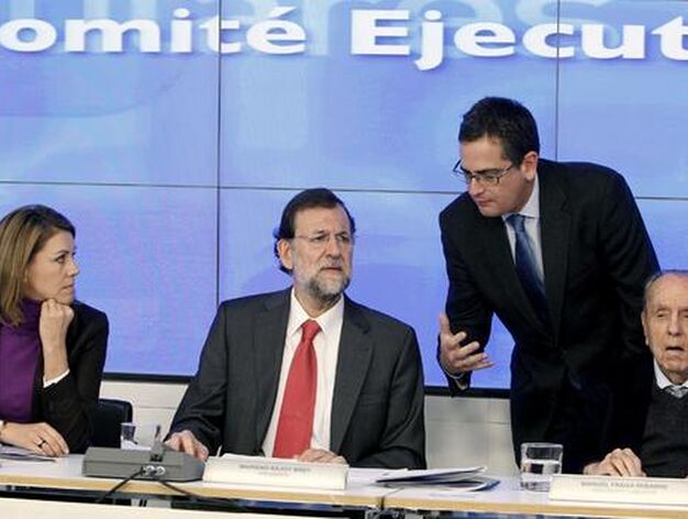Mariano Rajoy y Mar&iacute;a Dolores de Cospedal escuchan al presidente del partido en el Pa&iacute;s Vasco, Antonio Basagoiti (2d), junto al presidente fundador del PP, Manuel Fraga (d), durante la reuni&oacute;n del Comit&eacute; Ejecutivo en 2011. / EFE