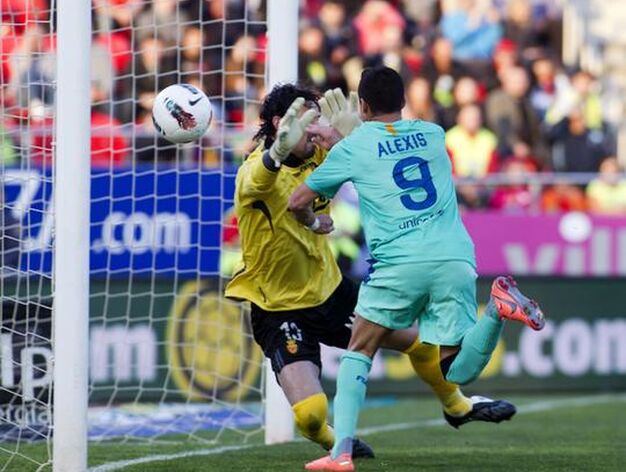 El Barcelona mantiene en Mallorca su persecuci&oacute;n al Madrid con una nueva victoria (0-2). / AFP