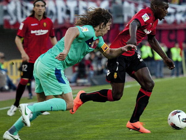 El Barcelona mantiene en Mallorca su persecuci&oacute;n al Madrid con una nueva victoria (0-2). / EFE