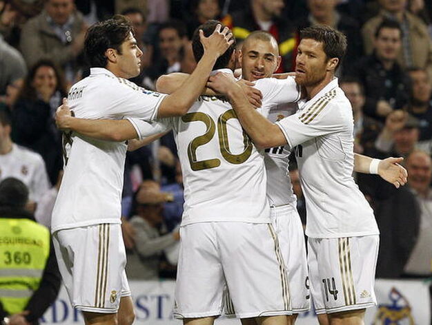 ^El Real Madrid golea en casa a la Real Sociedad y mantiene al Bar&ccedil;a a seis puntos (5-1). / AFP