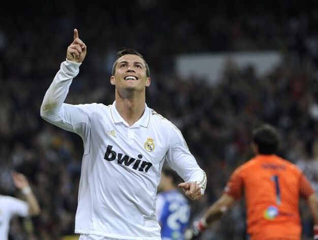 El Real Madrid golea en casa a la Real Sociedad y mantiene al Bar&ccedil;a a seis puntos (5-1). / AFP