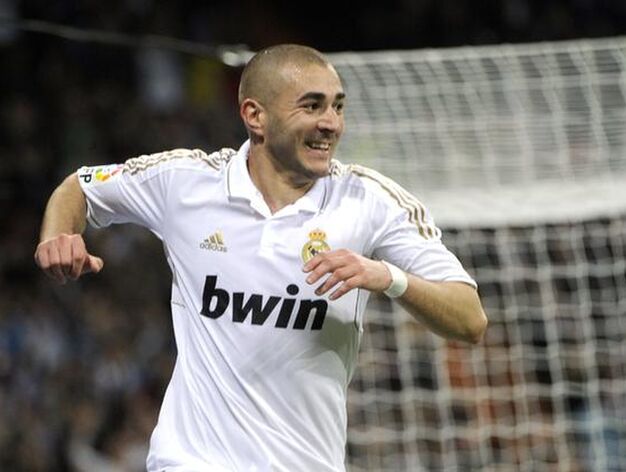 El Real Madrid golea en casa a la Real Sociedad y mantiene al Bar&ccedil;a a seis puntos (5-1). / AFP