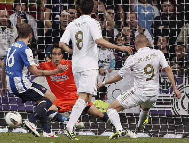 El Real Madrid golea en casa a la Real Sociedad y mantiene al Bar&ccedil;a a seis puntos (5-1). / EFE