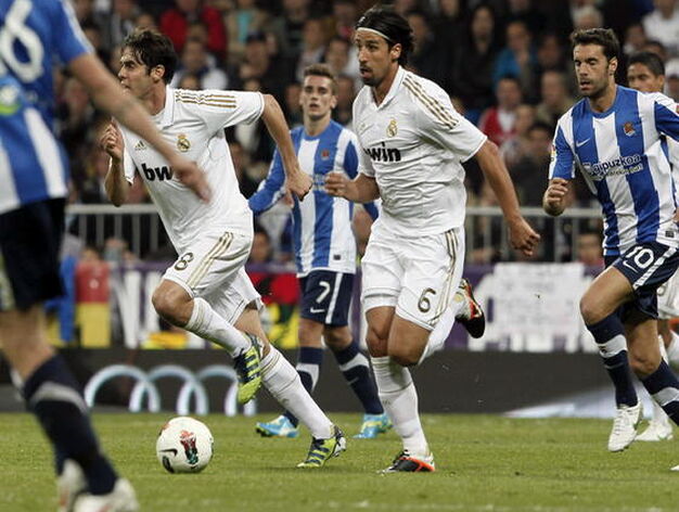 El Real Madrid golea en casa a la Real Sociedad y mantiene al Bar&ccedil;a a seis puntos (5-1). / EFE