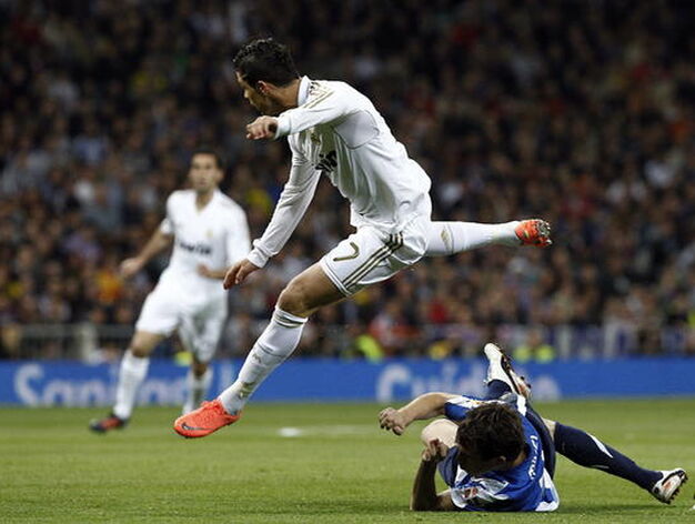 Ronaldo evita una entrada a ras de suelo de un rival. / AFP