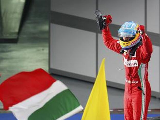 Fernando Alonso celebra la victoria.

Foto: Reuters