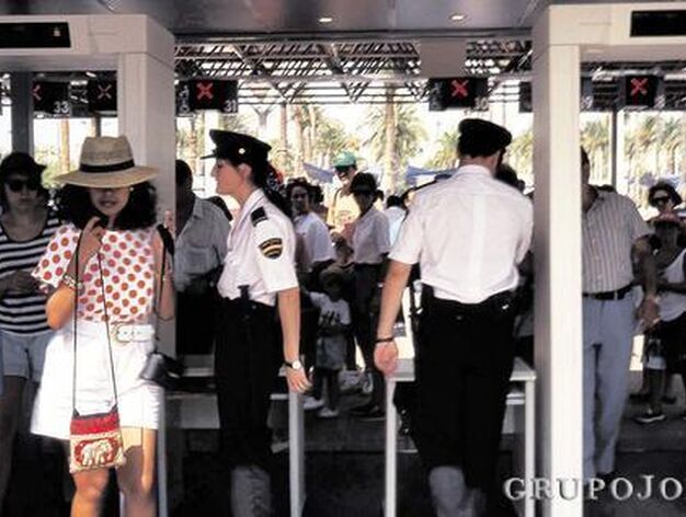 Polic&iacute;as nacionales en el control de acceso de una de las puertas de la Exposici&oacute;n Universal.

Foto: Agesa