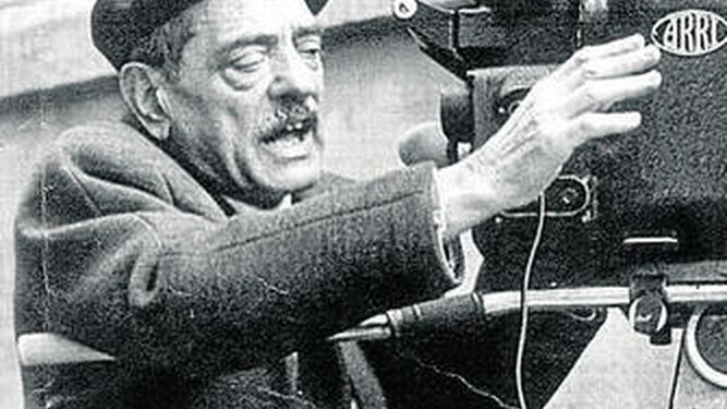 El director aragonés Luis Buñuel (1900-1983), con la cámara, durante un rodaje.