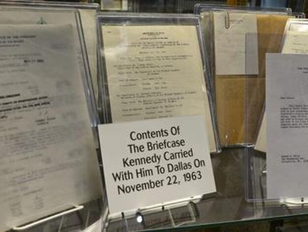 Documentos retirados del escritorio del presidente John F. Kennedy  tras su asesinato.

Foto: Efe