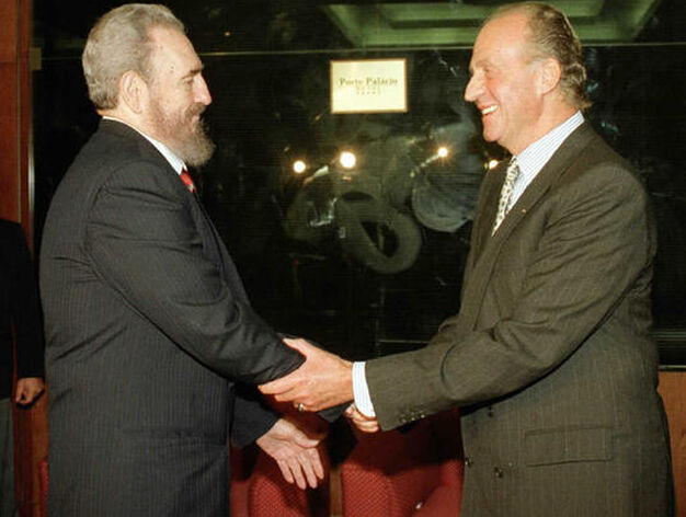 El rey  don Juan  Carlos  saluda a Fidel Castro durante el encuentro iberoamericano celebrado en Oporto en 1998. / EFE
