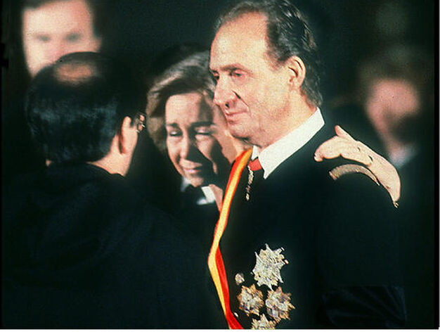 Los Reyes de Espa&ntilde;a, en 1993, hacen entrega de los restos mortales del Conde de Barcelona, Don Juan  de Borb&oacute;n, al prior del Monasterio de El Escorial. / EFE