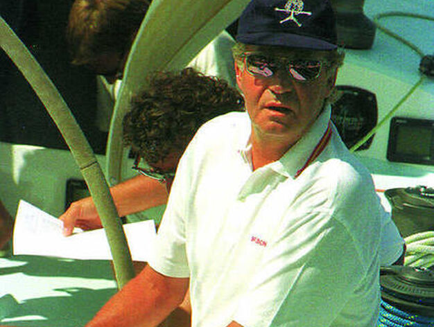 El Rey  Juan  Carlos, poco antes de iniciar la Regata Copa del rey de 1996. / EFE