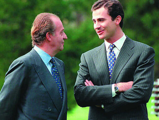 El Rey  y el Pr&iacute;ncipe de Asturias conversan en los jardines del Palacio de la Zarzuela, en el a&ntilde;o 2000. / EFE