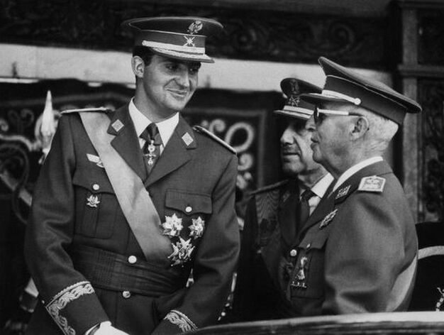 En 1969 con el dictador Francisco Franco. / AFP