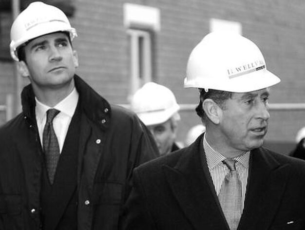 Don Felipe visit&oacute; junto al pr&iacute;ncipe de Gales un proyecto de redesarrollo de viviendas en Manchester en el a&ntilde;o 2000. / Efe