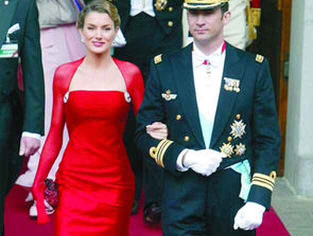 Con su prometida, Letizia Ortiz, en Copenhague, donde asistieron a la boda del pr&iacute;ncipe Federico de Dinamarca y la australiana Mary Donaldson en 2004. / Efe