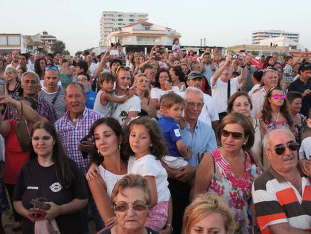 Cientos de personas en la procesi&oacute;n mar&iacute;tima en Punta Umbr&iacute;a

Foto: EFE