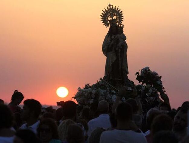 Preciosa imagen de la Virgen del Carmen en Punta Umbr&iacute;a

Foto: EFE
