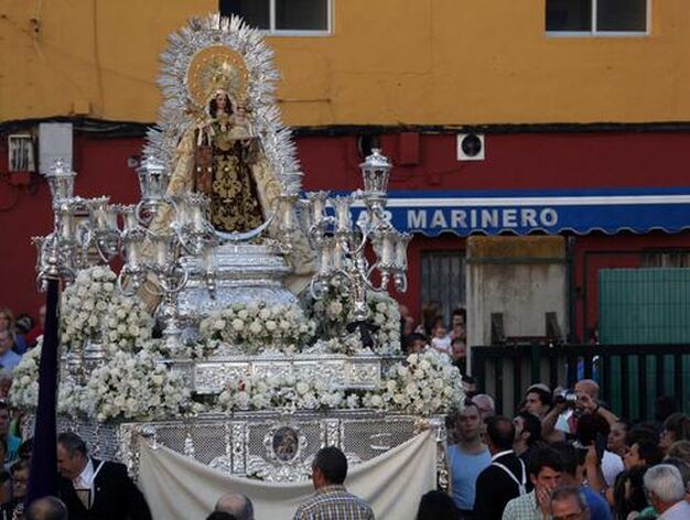 Procesi&oacute;n de la Virgen del Carmen por las calles de Isla Cristina

Foto: EFE