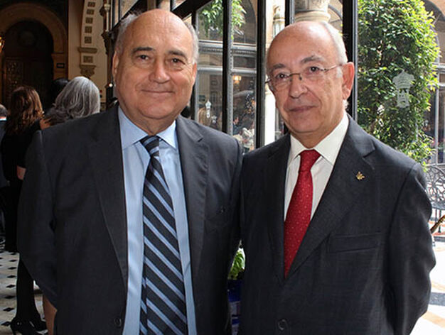 Los abogados Jorge Pi&ntilde;ero y Manuel del Valle Ar&eacute;valo, ex alcalde de Sevilla.

Foto: Victoria Ram&iacute;rez