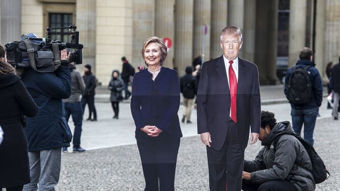 Dos efigies de cartón de los candidatos decoran la plaza Pariser Platz en Berlín.