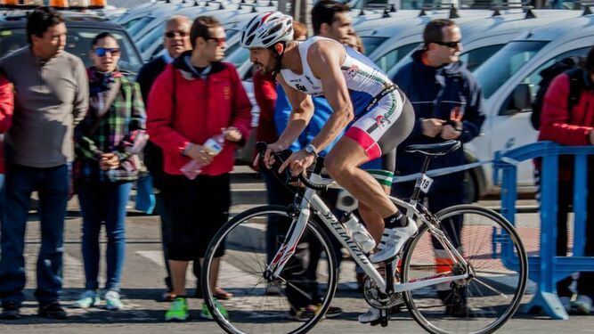 Manuel Zamora en pleno esfuerzo durante un tramo de ciclismo.