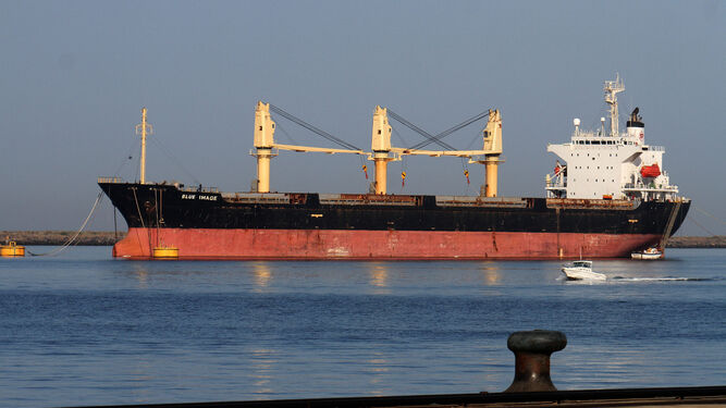Un carguero en las labores de entrada al Puerto de Huelva.