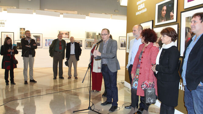 Manuel H. Martín, en la inauguración de la muestra, con el autor y artistas cubanos.